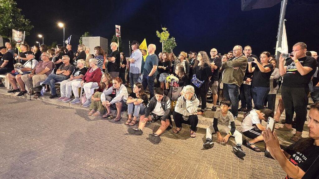 עצרת הזיכרון של חברי קיבוץ ניר עוז (צילום: מאיר אבן חיים) עצרת הזיכרון של חברי קיבוץ ניר עוז