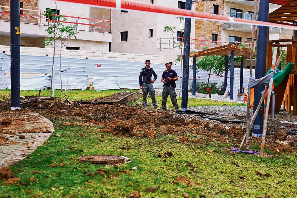 חזית הדרום: מטרים ממתקני השעשועים. נפילת הרקטה בבאר־שבע, שלשום | צילום: מאיר אבן חיים yk13920450