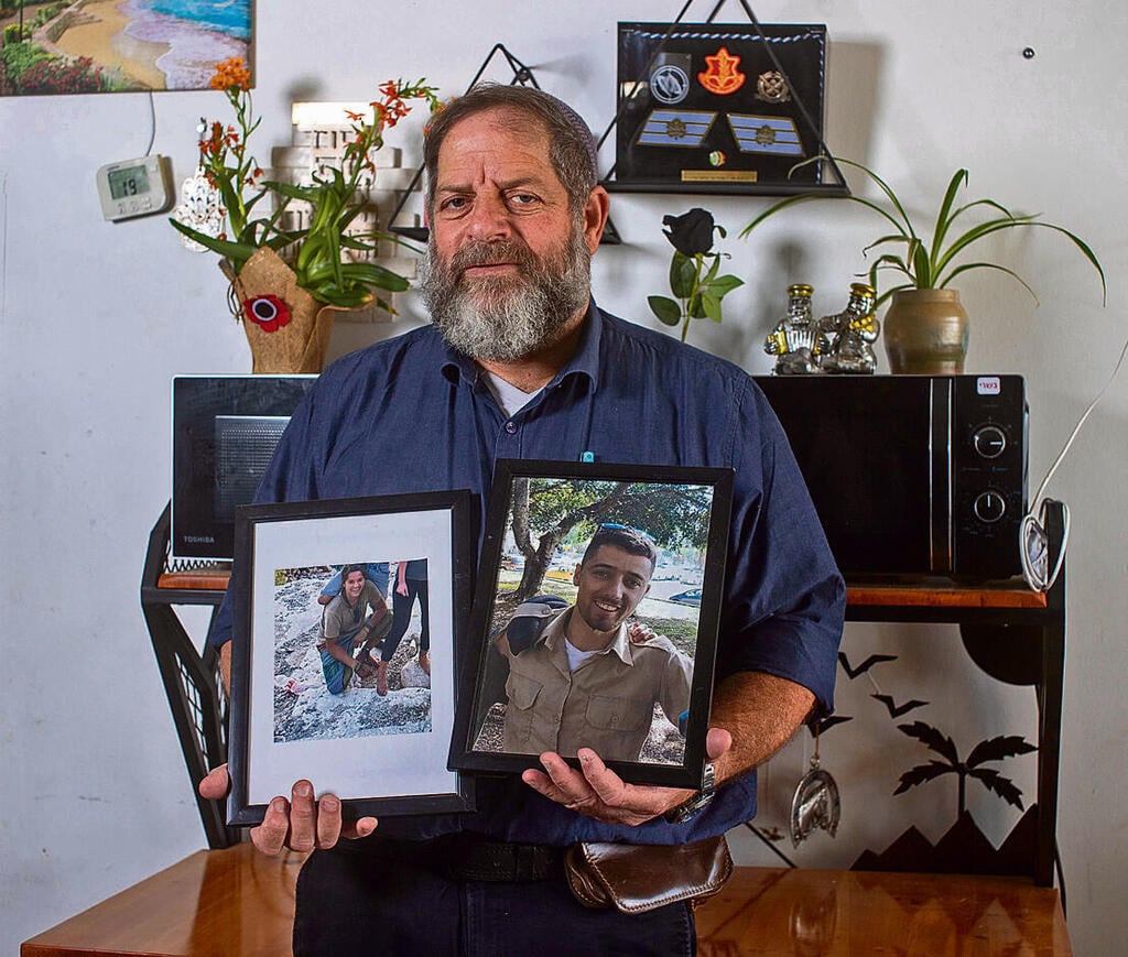 ירוחם ריבלין לצד תמונות בניו אביעד וגדעון ז"ל (צילום: עמית שאבי) yk13920657