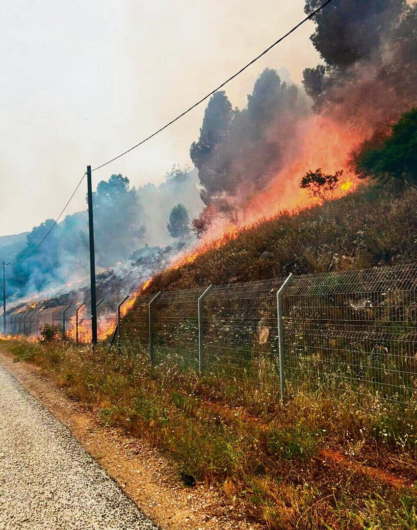 חזית הצפון: הרכס בין צומת כוח לקריית־שמונה עולה באש, כתוצאה ממטחי הרקטות, שלשום | צילום: כבאות והצלה מחוז צפון yk13920792