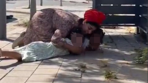 אם מגנה על בנותיה בזמן אזעקה. "אנחנו מופקרים יום-יום" תיעוד: גילת מגנה על הילדים שלה באזעקה