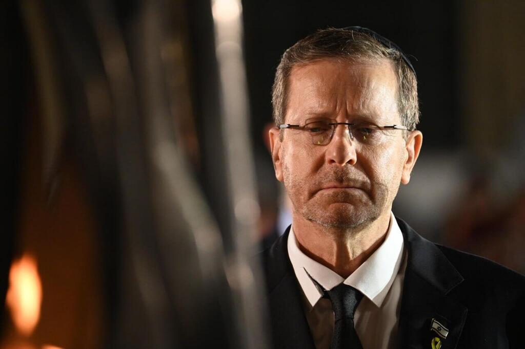הרצוג עם דש חולצתו הקרוע. "הקריעה הזאת היא גם קריאה וזעקה" (צילום: מעיין טואף/ לע"מ) הנשיא יצחק הרצוג בטקס הממלכתי של יום הזיכרון בכותל המערבי בירושלים