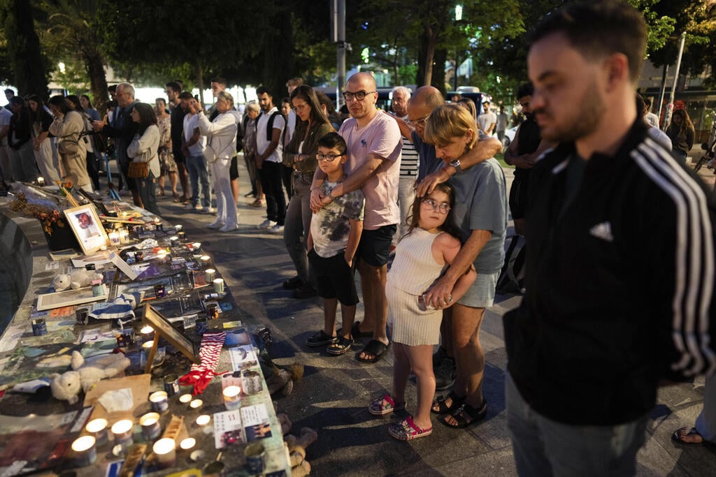 עומדים בצפירה בכיכר דיזנגוף תל אביב (צילום : AP Photo/Oded Balilty) אנשים עומדים בצפירה בכיכר דיזינגוף תל אביב