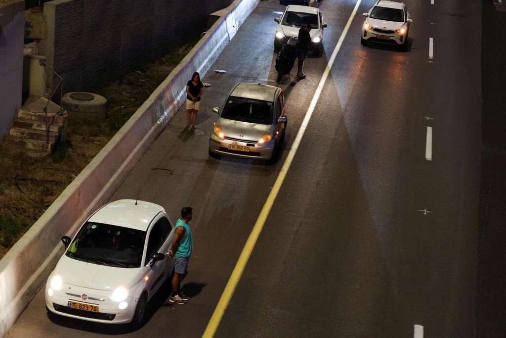 עומדים בכביש בתל אביב בצפירה (צילום : REUTERS/Nir Elias) אנשים עומדים בצפירה באמצע הכביש