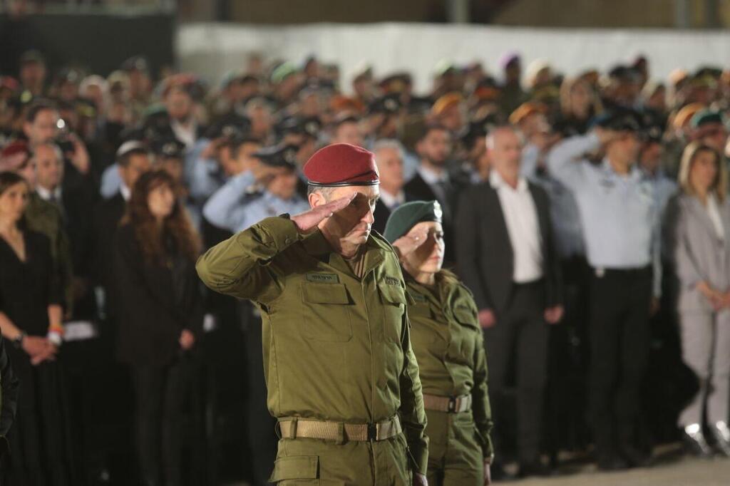 הלוי מצדיע בטקס ברחבת הכותל בירושלים, הערב (צילום: אלכס קולומויסקי ) הטקס הממלכתי של יום הזיכרון בכותל המערבי בירושלים