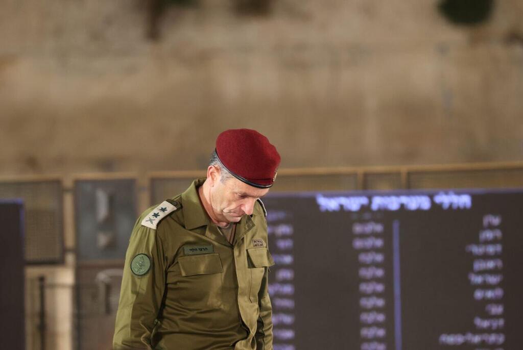 "מרכין ראש לזכרם של האזרחים שלא הספקנו להציל". הלוי, הערב (צילום: אלכס קולומויסקי ) הטקס הממלכתי של יום הזיכרון בכותל המערבי בירושלים