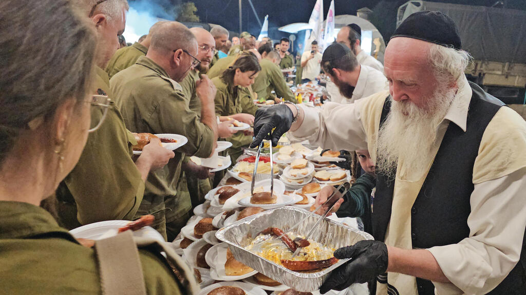 מאכילים את הלוחמים (צילום: הכנסת אורחים רשב"י מירון) yk13919134