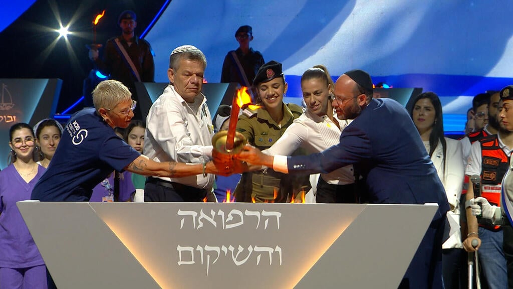 Head of medical aid NGO Yossi Erblich lights Independence Day torch with Anat Ben Dor, Galya Tsuberi, Dr. Dikla and Dr. Eran Shwartzfux
משואת הרפואה והשיקום