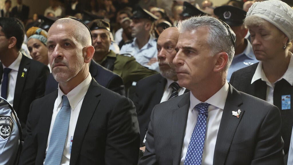 ברנע לצד ראש השב"כ. אחד מהם לא היה (צילום: Gil Cohen-Magen/Pool Photo via AP) דדי ברנע ורונן בר