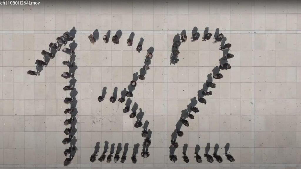 Marchers form the number 132 for the hostages captive in Gaza during an alternative ceremony protesting the government טקס כיבוי משואות של מטה משפחות החטופים