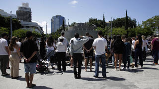 עומדים בצפירה ביום הזיכרון בתל אביב