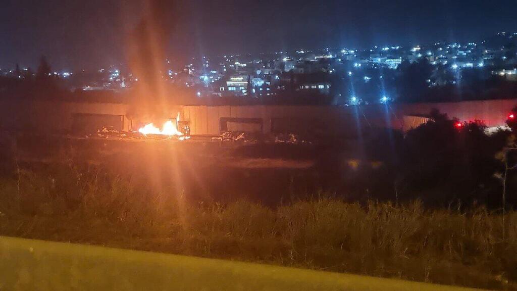 שריפת המשאיות במעבר תרקומיא שריפת משאיות סיוע בדרכן לעזה בתרקומיה שבסמוך לחברון