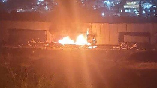 שריפת משאיות סיוע בדרכן לעזה בתרקומיה שבסמוך לחברון