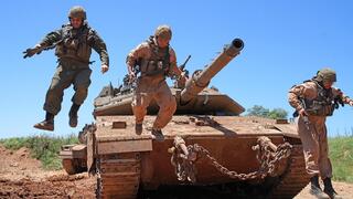 לוחמי השריון מחטיבה 188 בהר דב עם הסרבלים הישנים