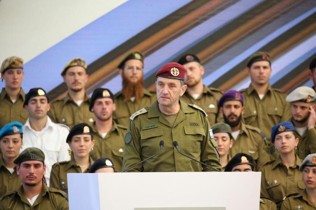"השנה שמחתנו איננה שלמה". הרמטכ"ל בטקס
(צילום: אלכס קולומויסקי) טקס מצטייני צה"ל בבית הנשיא