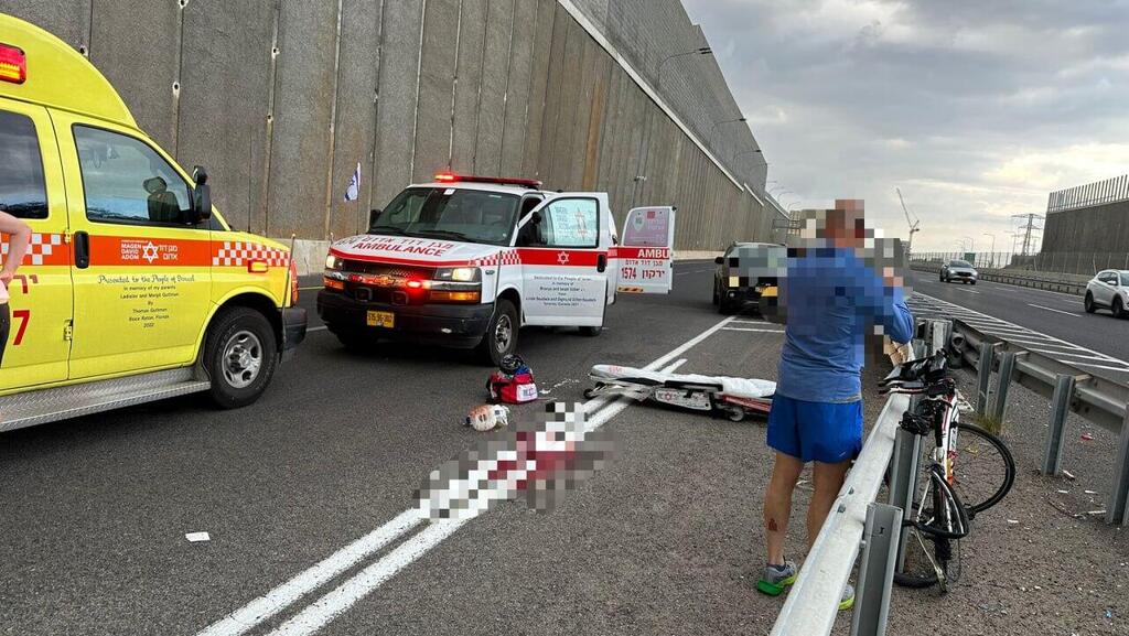 זירת התאונה בכביש 531 (צילום: תיעוד מבצעי מד"א) רוכבת אופניים נפצעה בתאונת דרכים בכביש 531