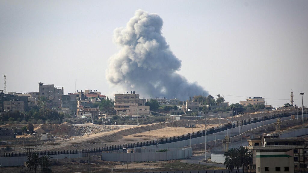 Smoke rising from Rafah (Photo: AFP) עשן ברפיח