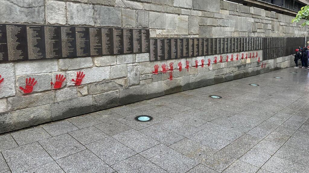 The handprints (Photo: X) קיר חסידי אומות העולם בפריז, אחרי שהושחת