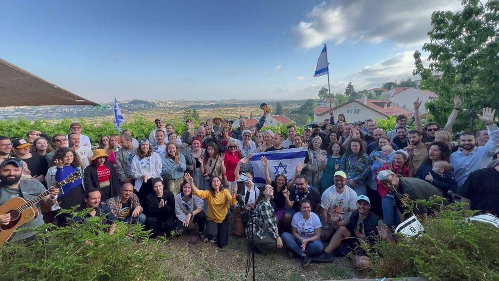 100 עולים חדשים חוגגים את יום העצמאות עם "שישי שבת ישראלי" במצפור האלף בנווה דניאל (צילום: שישי שבת ישראלי) 100 עולים חדשים חוגגים את יום העצמאות במצפור האלף בנווה דניאל