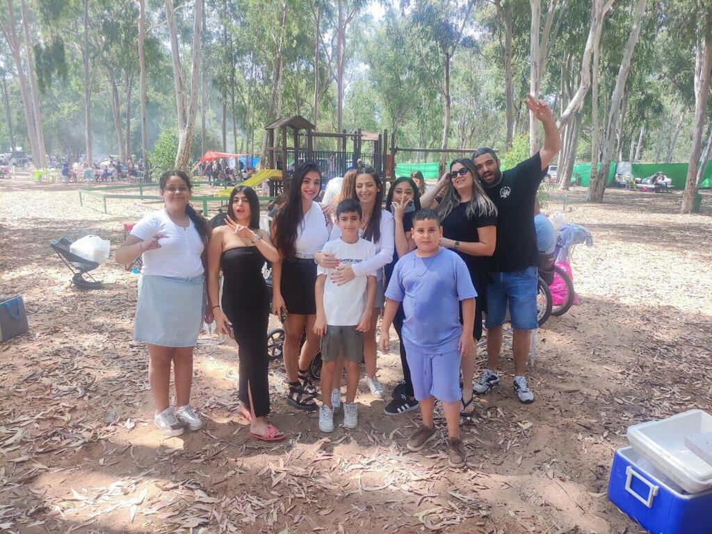 מבלים בפארק האילנות (צילום: ליאור שרון) מבלים בפארק האילנות