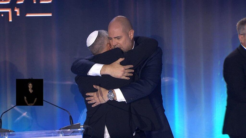 יו"ר הכנסת לא יכול היה לעצור את הדמעות (צילום: מזמור הפקות ) מנחם קלמנזון ואמיר אוחנה