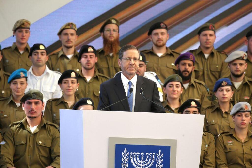 הרצוג והמצטיינים. "דור מופלא" (צילום: אלכס קולומויסקי) טקס מצטייני צה"ל בבית הנשיא