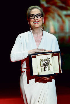 סטריפ לאחר קבלת הפרס | צילום: אי־אף־פי, CHRISTOPHE SIMON yk13924150