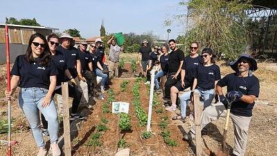 מתנדבים בקיבוצי קו העימות