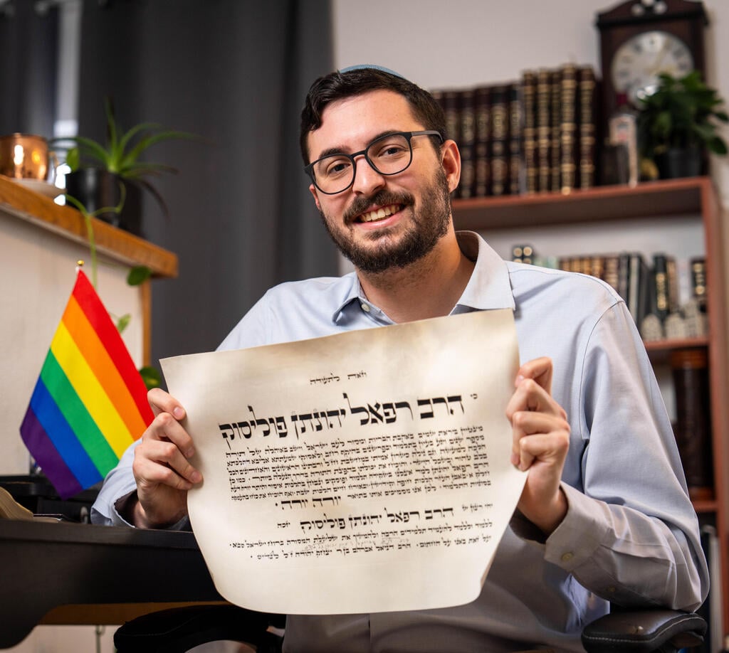 פוליסוק עם תעודת הסמיכה לרבנות. "אני מאמין ברבנות נגישה, בגובה העיניים, בלי שיפוטיות" (צילום: שלו שלום) פוליסוק עם תעודת הסמיכה לרבנות