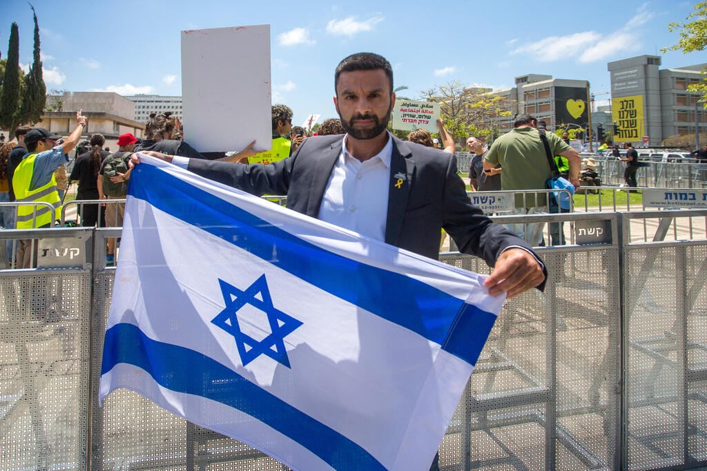 יוסף חדאד בהפגנה נגד העצרת לציון יום הנכבה (צילום: עידו ארז) יוסף חדאד בהפגנה נגד העצרת לציון יום הנכבה