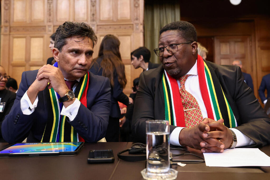 The South African legal team during a hearing on its genocide claims against Israel (Photo: REUTERS /Yves Herman) המנהל הכללי של המחלקה ליחסים בינלאומיים ושיתוף פעולה של דרום אפריקה זאן דנגור ושגריר דרום אפריקה בהולנד ווסימוזי מדונסלה בבית הדין הבינלאומי לצדק