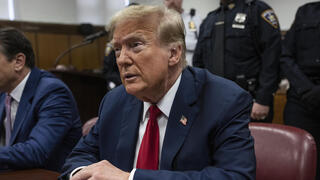 טראמפ ב בית משפט ב ניו יורק בגין תשלום דמי שתיקה לשחקנית הפורנו סטורמי דניאלס 