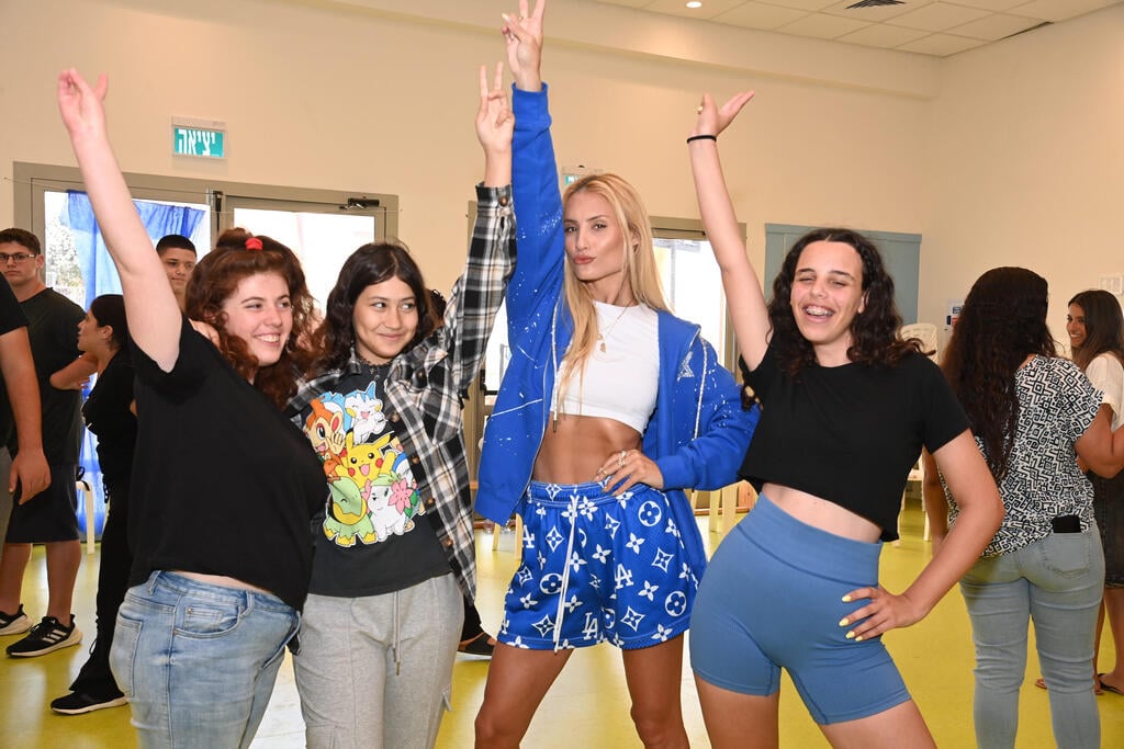 Influencers like Montana Tucker can sway Gen Z opinions better than any produced campaign (Photo: Hertzl Yosef) מונטנה עם חברותיה של נויה דן ז"ל, במהלך הביקור בביה"ס "אשל הנשיא" שבו למדה