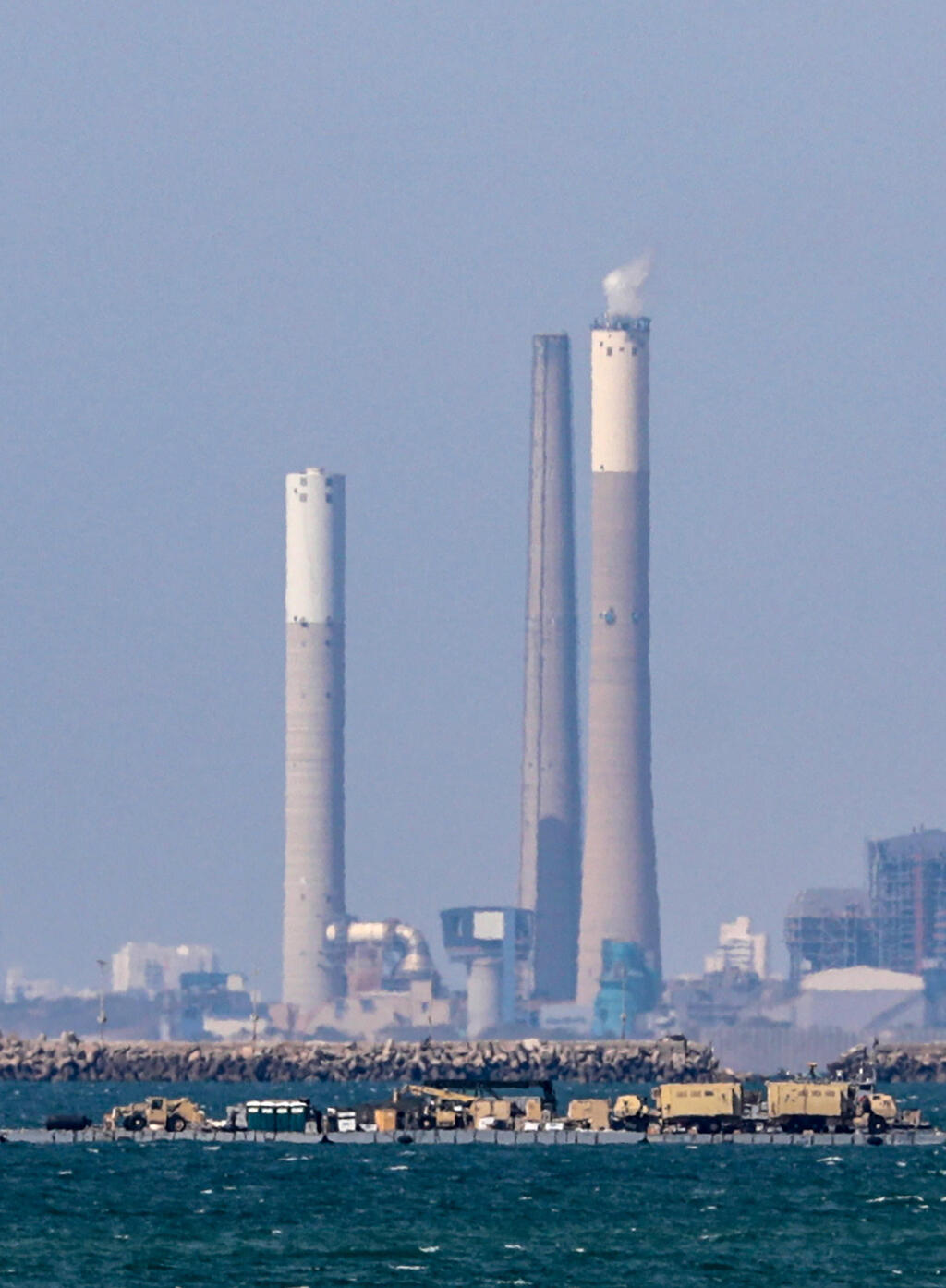המשאיות על הרציף הימי (צילום: EPA/MOHAMMED SABER) הנמל בחוף עזה