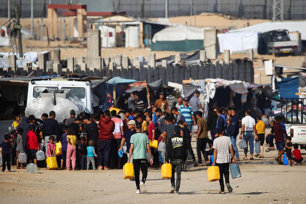 Displaced Palestinians in Gaza's Rafah (Photo: AFP) ארכיון 17.5 חוף ים רפיח עזה פליטים פלסטינים