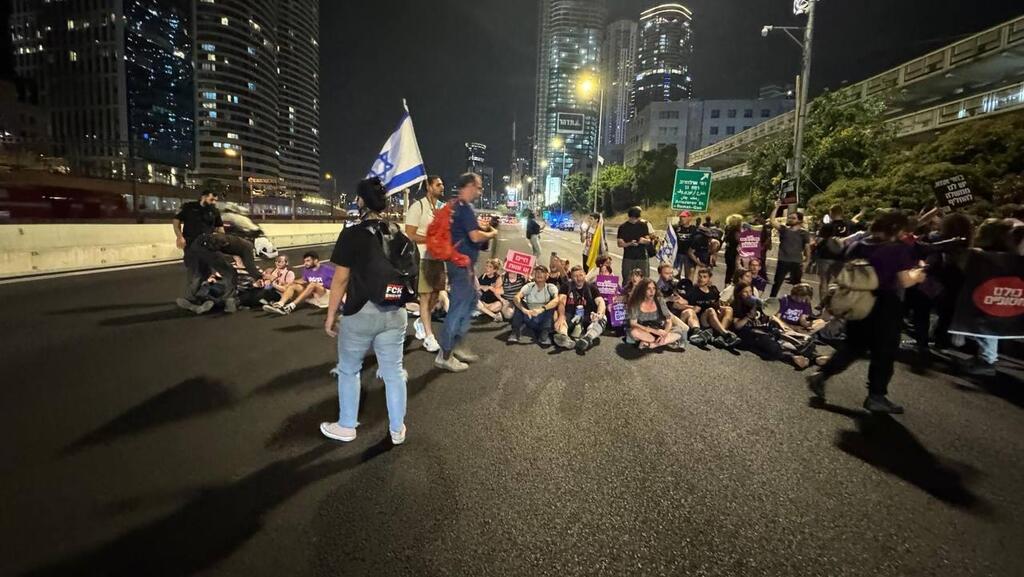 המוחים באיילון צפון (צילום רוני שפירא) הפגנה בדרישה לבחירות והשבת החטופים, חוסמים את איילון