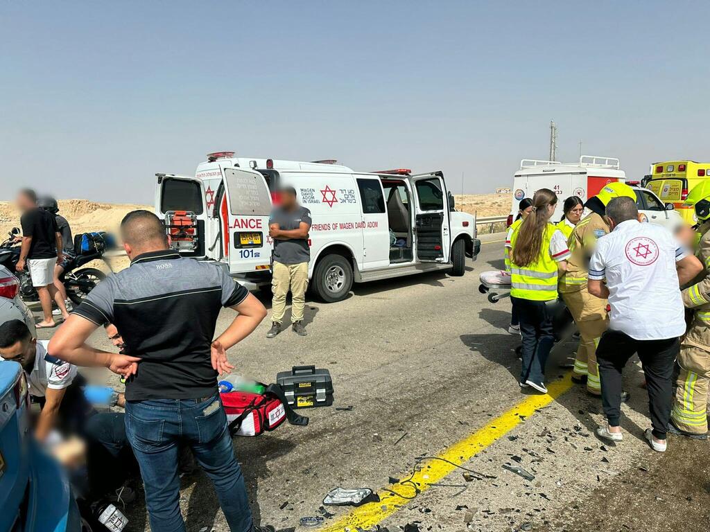 זירת התאונה סמוך לצומת המחצבה (צילום: תיעוד מבצעי מד"א) תאונת דרכים בין 2 כלי רכב בכביש 25, הנגב