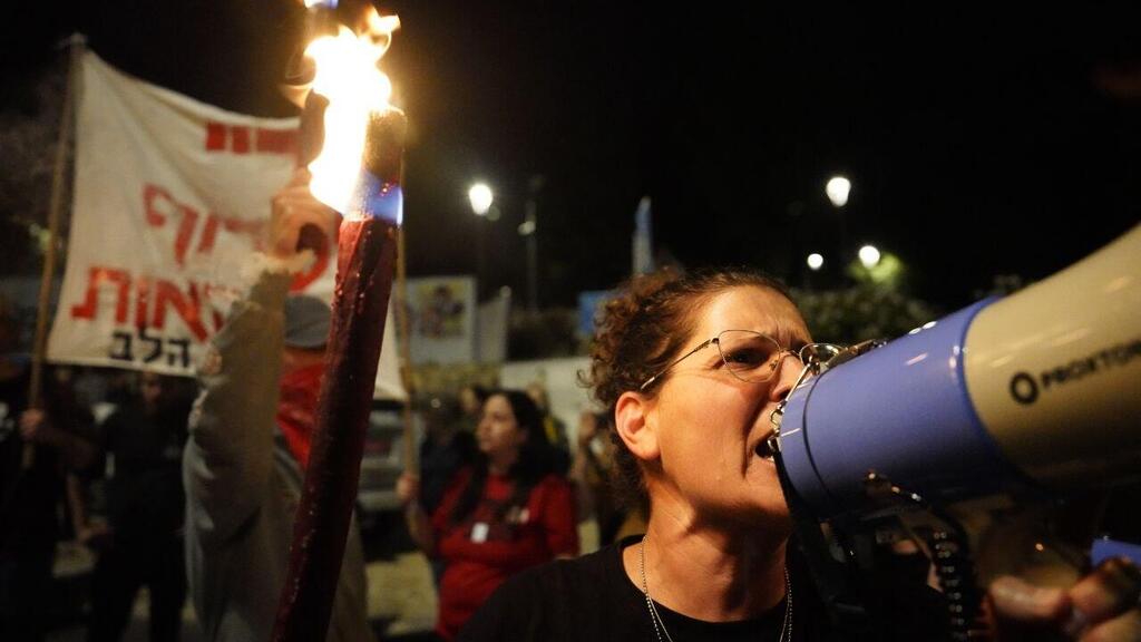 איילה מצגר במחאה סמוך למשרד רה"מ בירושלים (צילום: שלו שלום) הפגנה בקריאה לשחרור החטופים ולבחירות בירושלים, מול משרד רה"מ