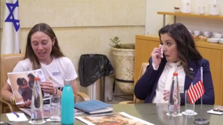 דבריהם של שי דיקמן ורוזיטה לחברת הקונגרס אליס סטפניק