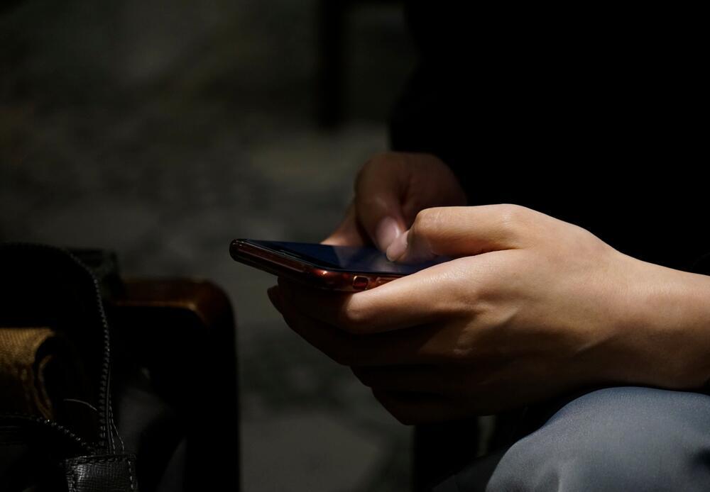 Photo: Shutterstock אילוס אילוסטרציה SMS הודעת טקסט טלפון