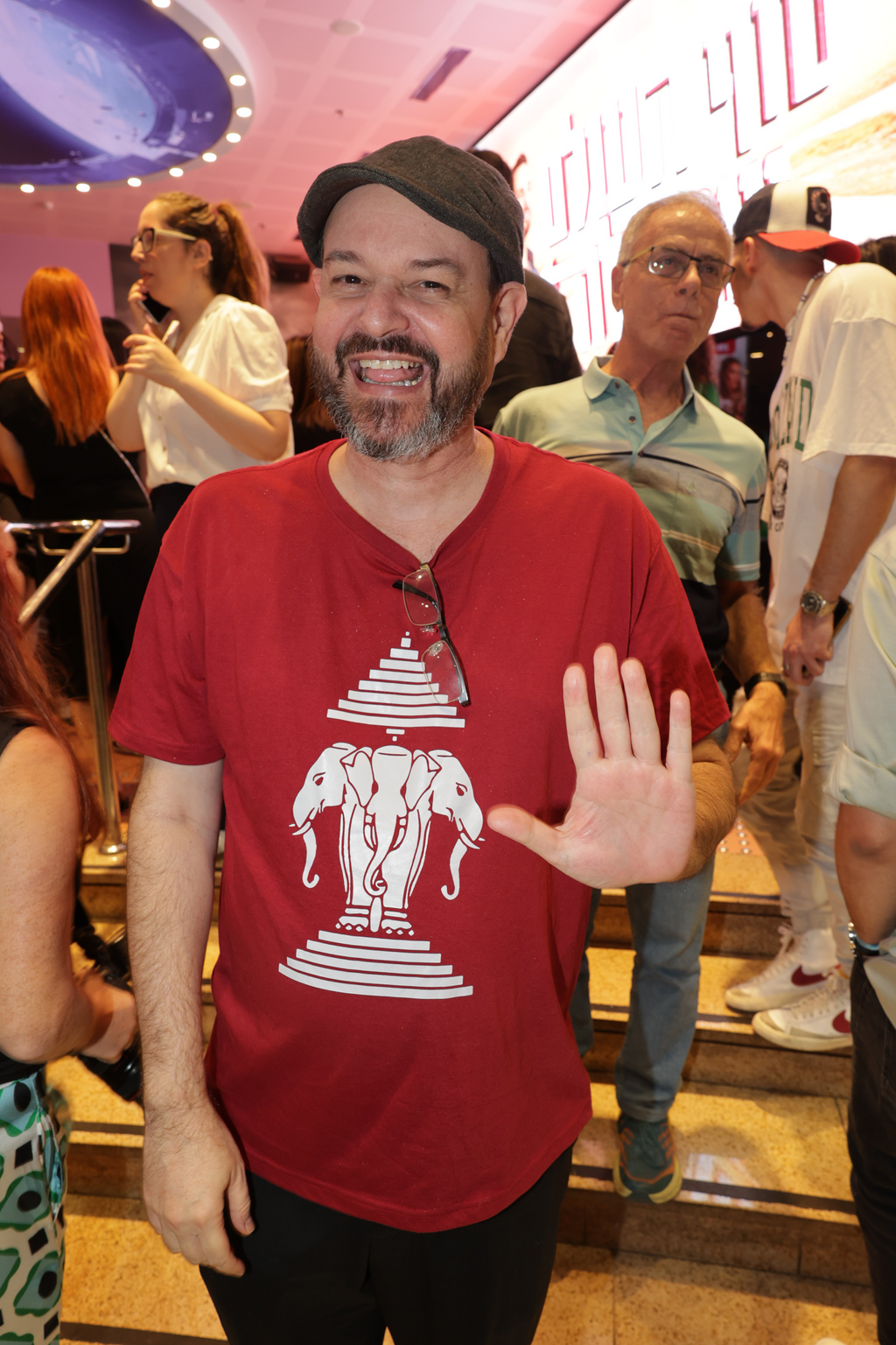 אנחנו רק שאלה. איתי הרמן (הצ'ייסר) (צילום: רפי דלויה) מחזמר סוף העולם שמאלה