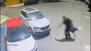 תיעוד: האישה נחטפת ומוכנסת תוך כדי אלימות לרכב בתחנת דלק בעיר עפולה תיעוד: האישה נחטפת ומוכנסת תוך כדי אלימות לרכב בתחנת דלק בעיר עפולה