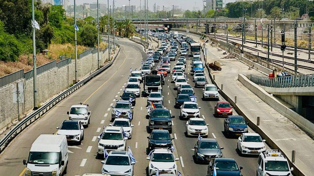 רכבים בארץ (צילום: עמיר טרקל) שיירות נהגים ומשאיות נוסעים לאט ברחבי הארץ במטרה לשבש את התנועה
