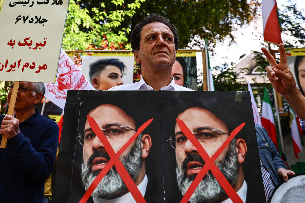 Iranian dissidents celebrate death of President Ebrahim Raisi (Photo: EPA) מתנגדי משטר איראני חוגגים את מותו של הנשיא איברהים ראיסי מול שגרירות איראן ב ברלין
