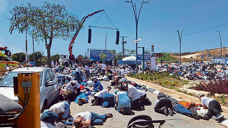 משתטחים על הקרקע בזמן המטח ביום העצמאות (צילום: חב"ד שדרות) yk13931200