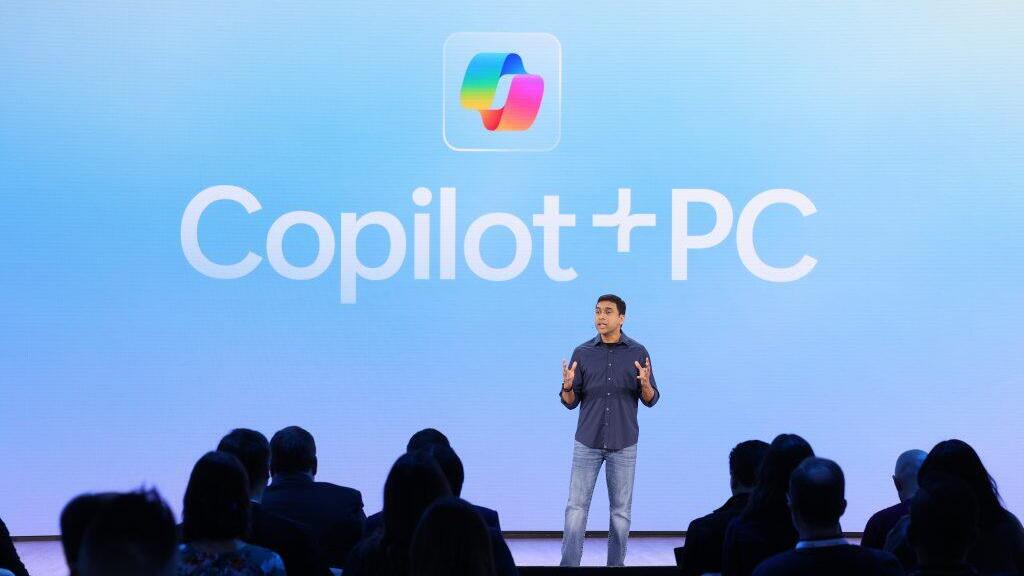 מיקרוסופט הציגה את תקן ה-Copilot פלוס שקובע רף מינימלי לחישובי AI על מחשבים אישיים (צילום: מיקרוסופט) אירוע חשיפת מחשבי הסרפס פרו עם מעבדי קוואלקום