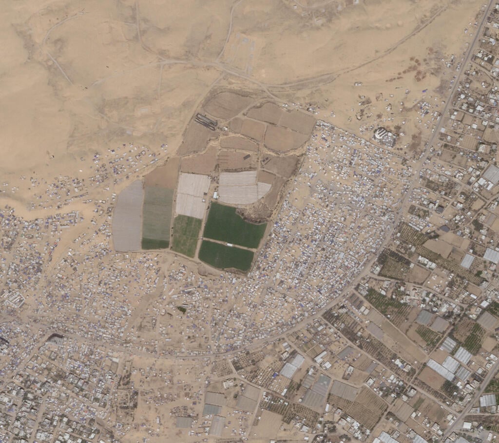 לפני ההודעה, ב-5 במאי (צילום: Planet Labs Inc./Handout via REUTERS) סט ג' של צילומי לוויין לפני ואחרי מ רפיח רצועת עזה שמעידים על התרוקנות עיר האוהלים אוהלים בגלל המבצע של צה"ל