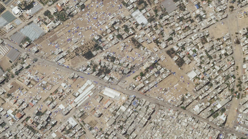 והאחרי (צילום: Planet Labs Inc./Handout via REUTERS) סט ב' של צילומי לוויין לפני ואחרי מ רפיח רצועת עזה שמעידים על התרוקנות עיר האוהלים אוהלים בגלל המבצע של צה"ל