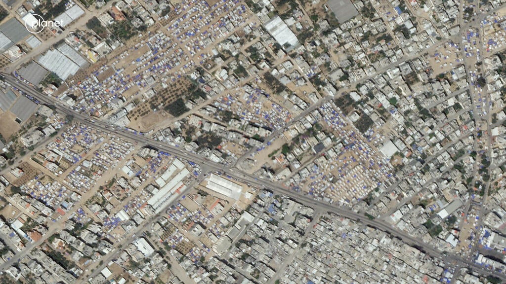 גם אוהלים רבים שהוקמו ברחובות רפיח פורקו. תמונת הלפני (צילום: Planet Labs Inc./Handout via REUTERS) סט ב' של צילומי לוויין לפני ואחרי מ רפיח רצועת עזה שמעידים על התרוקנות עיר האוהלים אוהלים בגלל המבצע של צה"ל