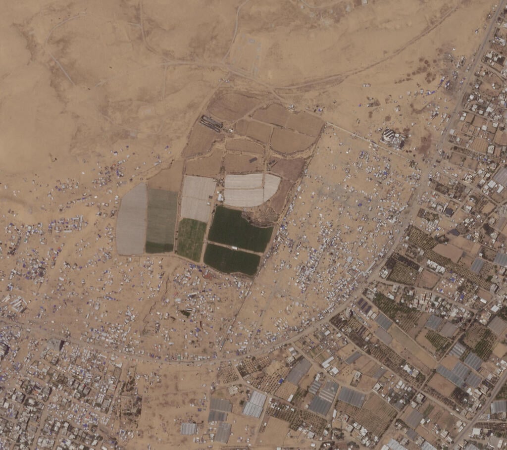 ואחרי, ב-8 במאי (צילום: Planet Labs Inc./Handout via REUTERS) סט ג' של צילומי לוויין לפני ואחרי מ רפיח רצועת עזה שמעידים על התרוקנות עיר האוהלים אוהלים בגלל המבצע של צה"ל